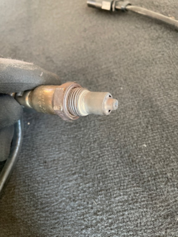 Sonda lambda 4 pini negru in spatele cat