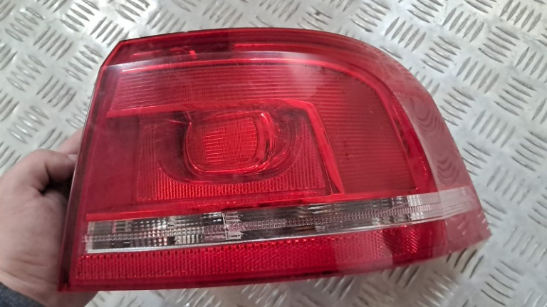Stop dreapta aripa Vw Passat B7 2.0 TDI combi cod 