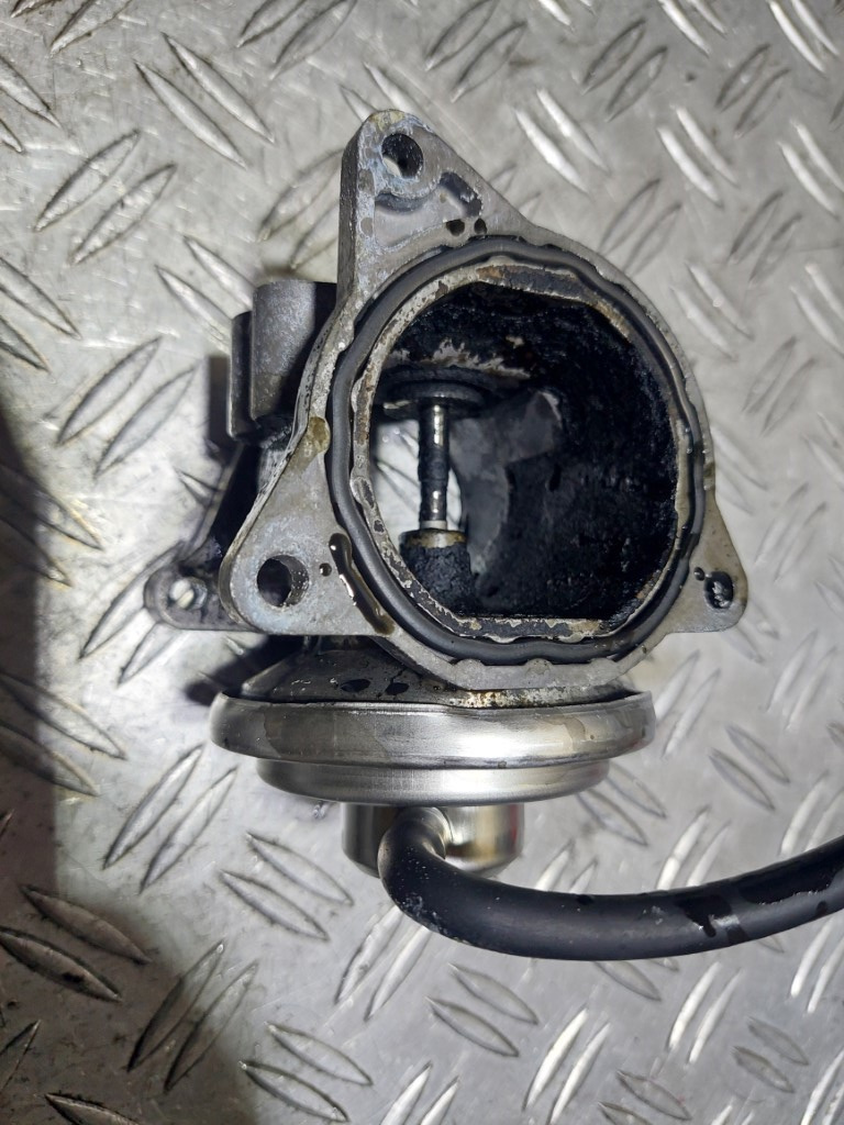 Supapa Valva EGR Audi A3 8P 2.0 TDI BKD an 2007 cod 038131501AN