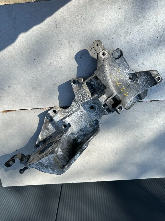 Suport accesorii Vw Jetta 3 1.2 / 1.6 / 2.0 TDI cod 03l903143k an 2009 - 2016