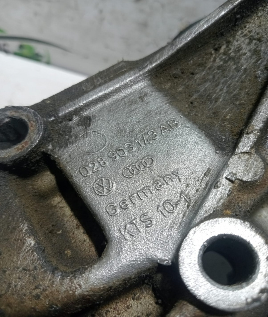 Suport alternator 028 903 143 AB Audi A4
