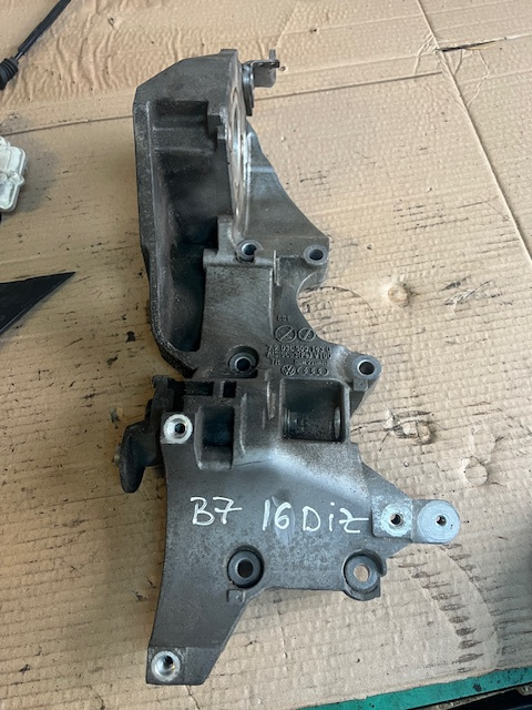 Suport alternator 03L 903 143 Q 03L 903 143 Q 03L 903 143 Q Volkswagen VW Passat B7 [2010 - 2015] Sedan 1.6 MT (105 hp) Dezmembrez VW Passat B7 limuzina 1.6 tdi 105cp CAYC cutie manuala in 6 trepte MYP