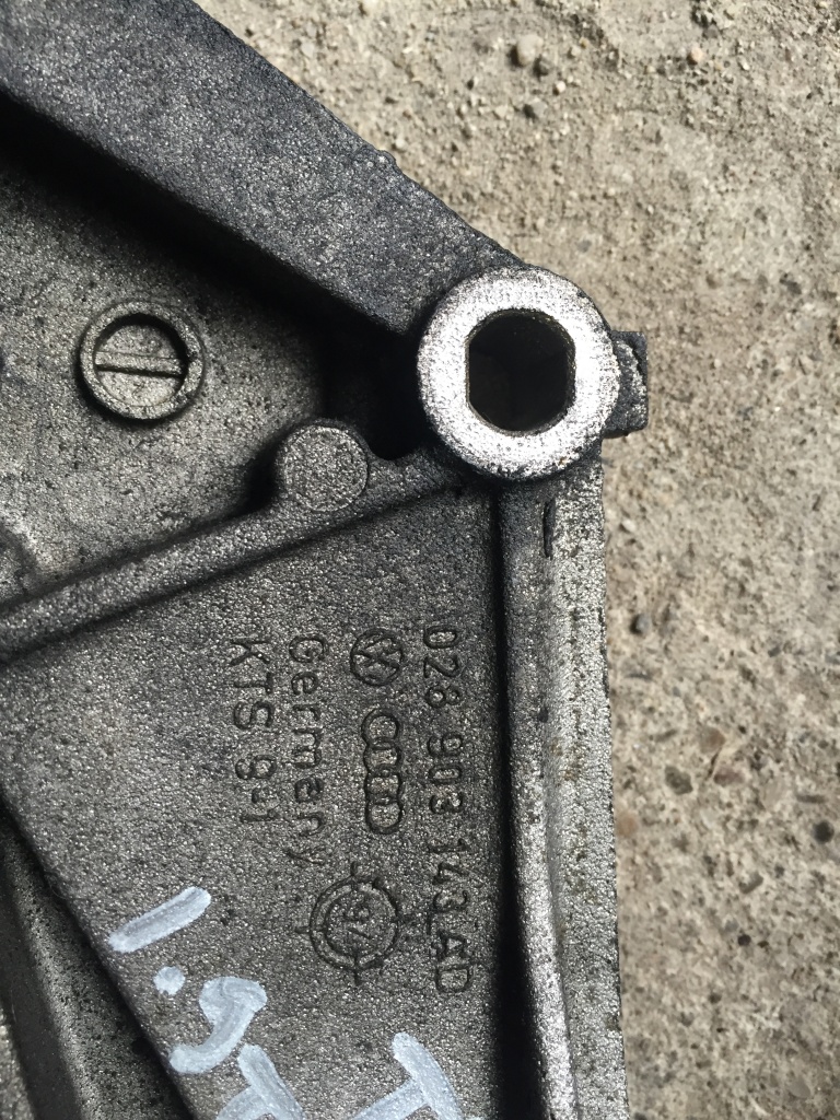 Suport pompa servo si alternator T4 1.9 
