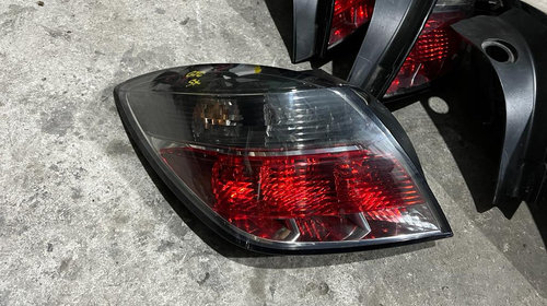 Tripla / Lampa spate Opel Astra H GTC stanga