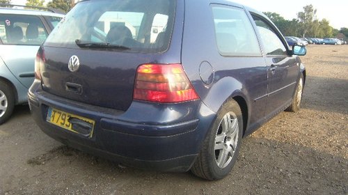 Usa Golf 4 pe albastru, hatchback