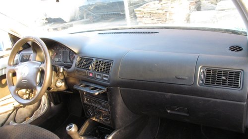 Volkswagen Golf IV din 1999