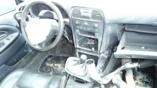 VOLVO V 40, 1.9 TDI tip motor D419T3, 85 kw, albastru, an 2002